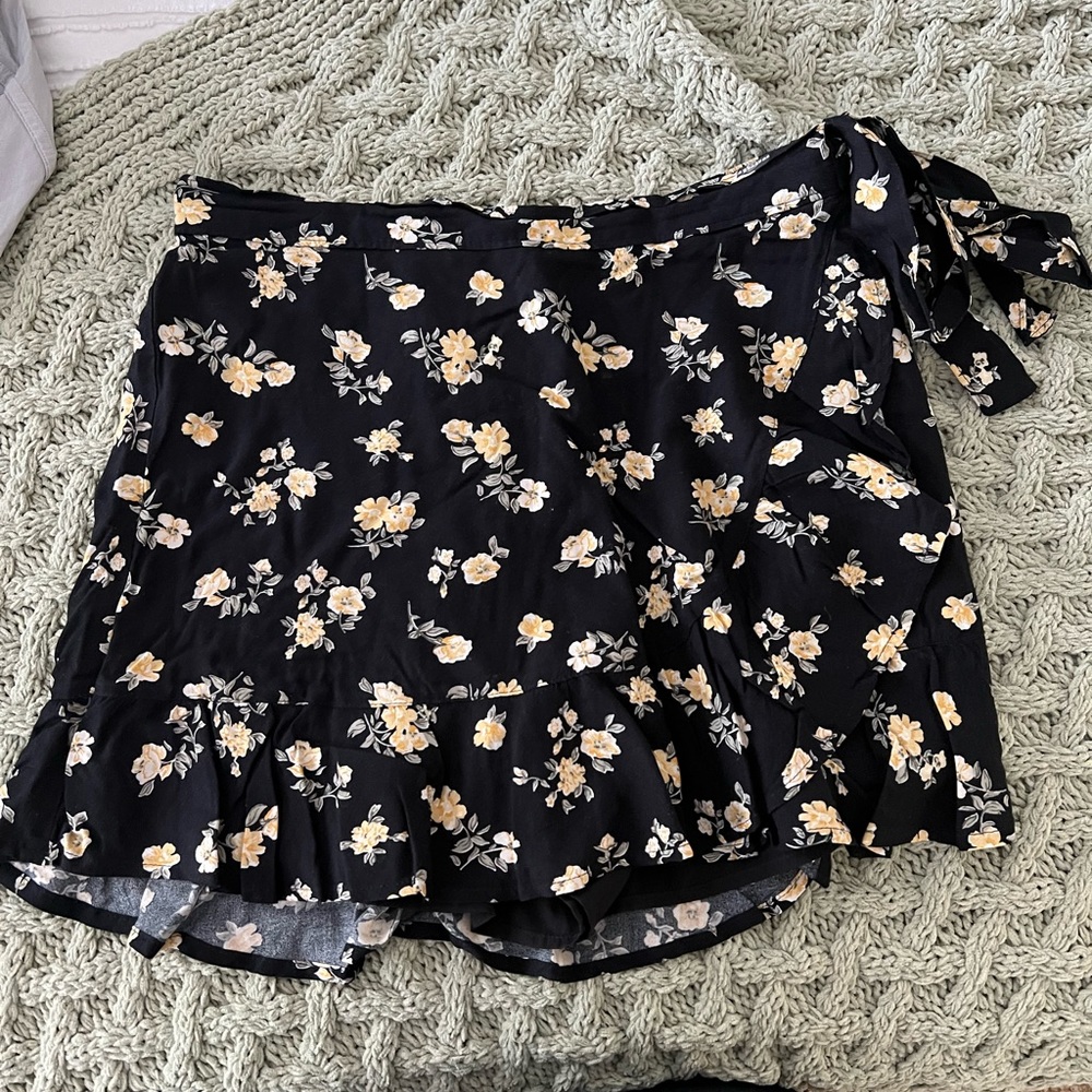 Hollister flowery floral skirt with side tie size medium worn once